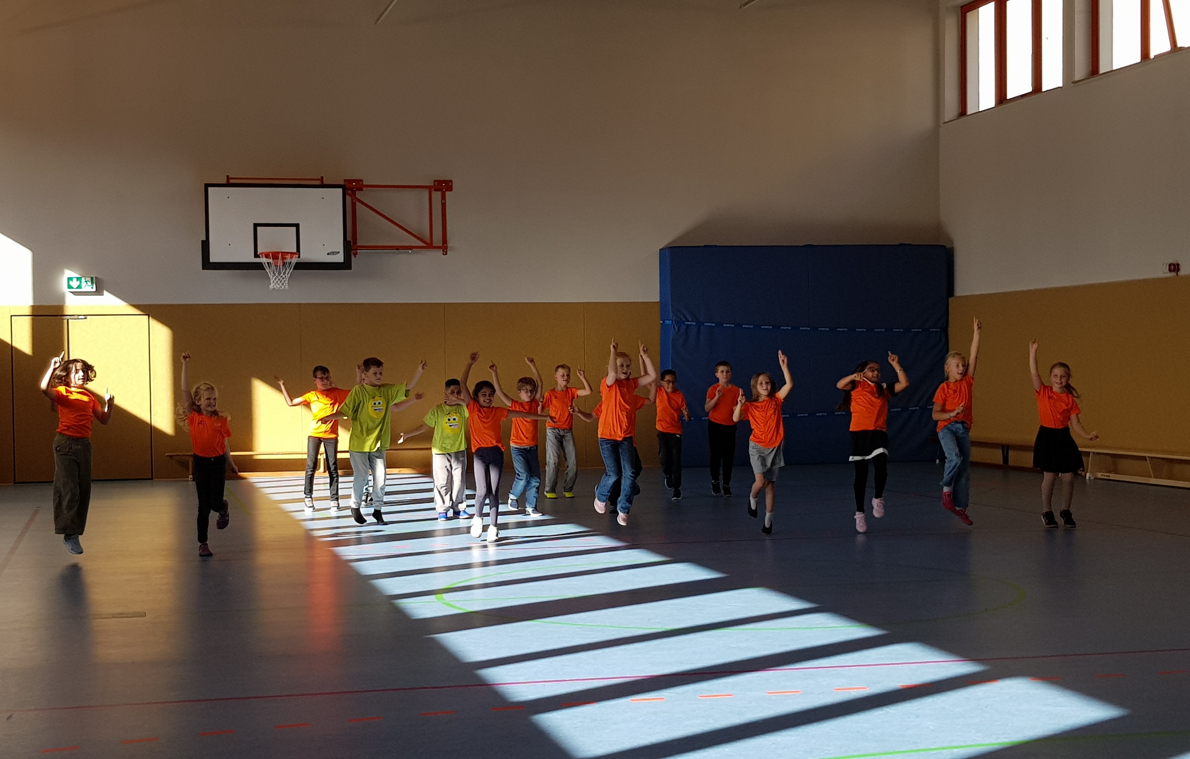 Die Feier wurde durch ein sorgf&auml;ltig vorbereitetes kurzes Programm bereichert, mit dem die Grundschulkinder die versammelten G&auml;ste begeisterten.